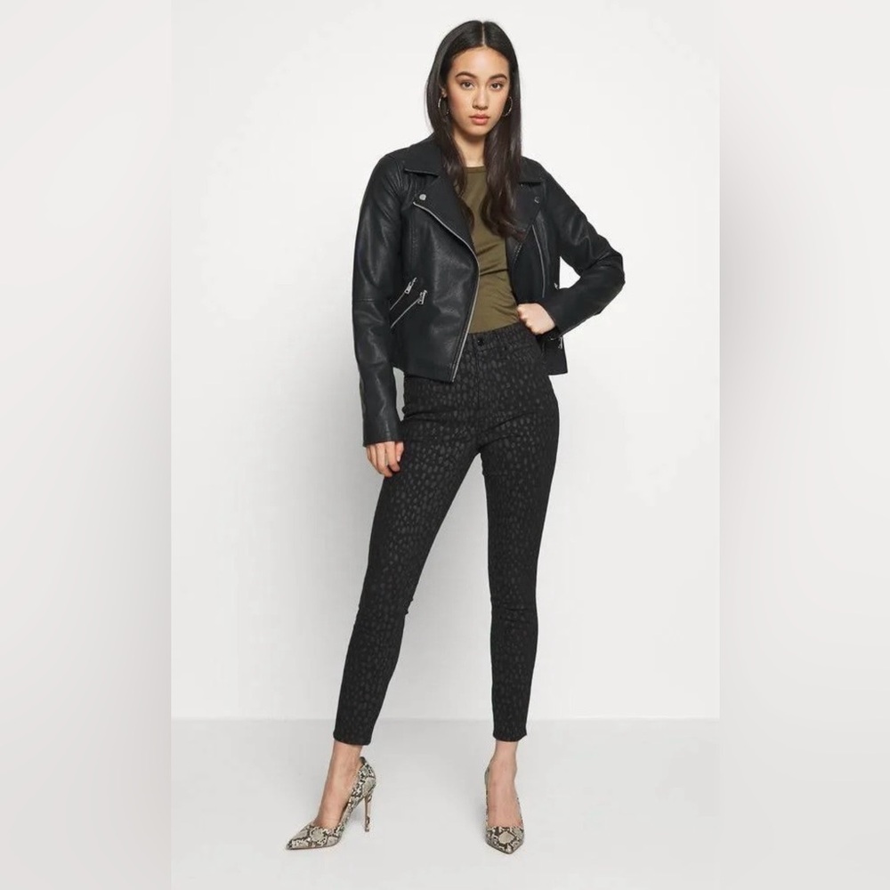 Good American Good Legs Cropped Jeans Black Animal Print Classic Flattering